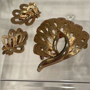 🥳BOGO! Gold Tone Peacock Shaped Brooch w Coordinating Golden Clip-On Earrings.